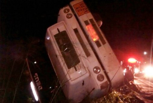 Caminhão carregado de botijas de gás cai de ponte sobre Igarapé