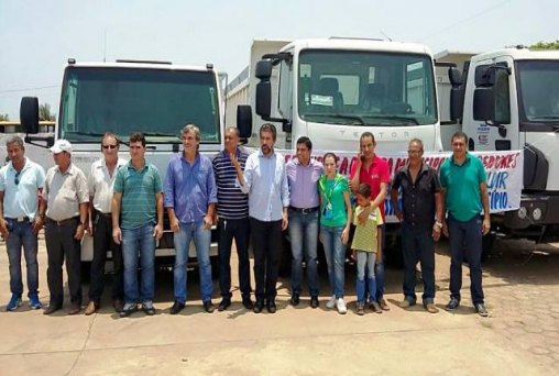 Raupp e deputada Marinha entregam tratores no interior do estado