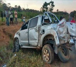 Homem pega caminhonete emprestada e acaba morrendo após capotar veículo 