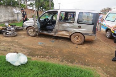 Pedreiro morre ao bater de moto em carro