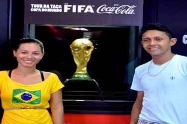 População lota Mercado Cultural para ver a Taça da Copa