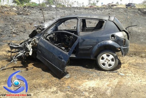 Carro pega fogo após colisão com carreta