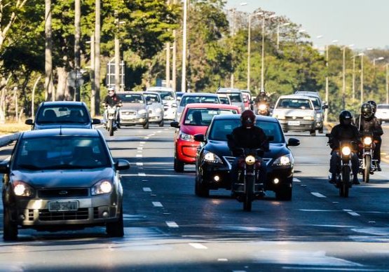 ATENÇÃO - Uso do farol baixo em rodovias é obrigatório a partir de hoje