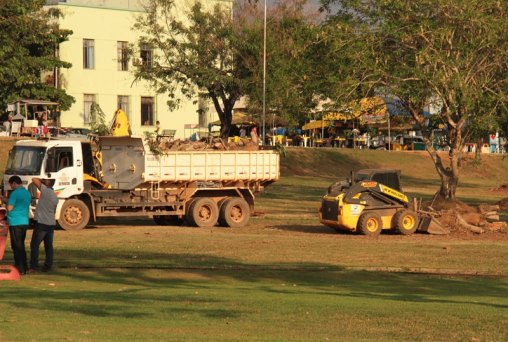 Muito trabalho no primeiro dia do mutirão de limpeza na Praça Madeira Mamoré