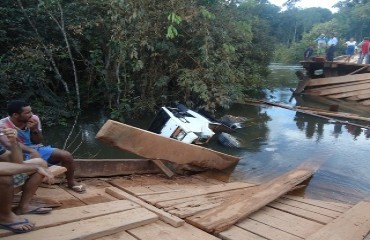 ACIDENTE - Ponte que liga distrito à Capital desaba com caminhão e isola comunidade - FOTOS