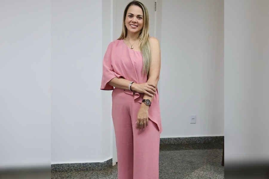 CLAÚDIA DE JESUS: Emenda de R$ 300 mil da deputada garante ambulância a Pimenteiras