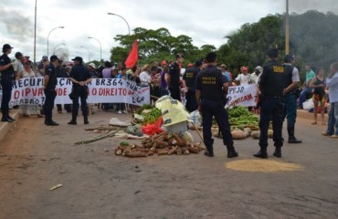 BR 364 - Integrantes de movimento camponês interditam rodovia – Fotos