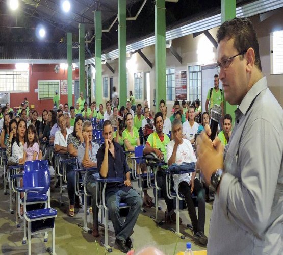 Ezequiel entrega mais de meio milhão em emendas para Educação em Machadinho 