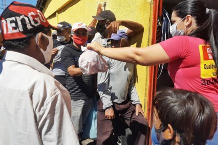 CUIABÁ: Dona de açougue que doa ossos para famílias pobres se emociona