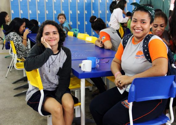 Comunidade escolar aprova programa Amigo Voluntário nas redes estaduais de ensino