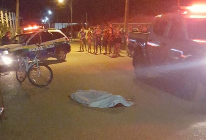 ASSASSINATO: Dupla de motocicleta executa homem a tiros em frente de escola