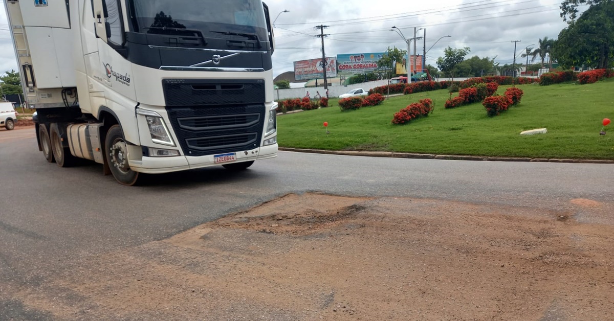 SERVIÇO RUIM: Avenida Jorge Teixeira já tem buracos dois meses após ser recapeada