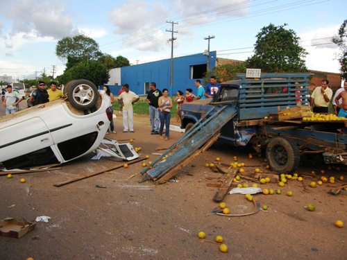 Veículo desgovernado capota em avenida da capital e colide com camionete - Confira fotos