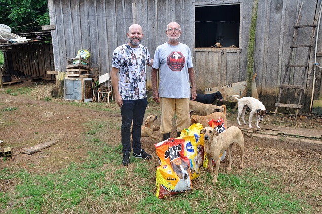 RECANTO DO REI PET: Aleks Palitot visita abrigo de animais e se compromete a ajudar