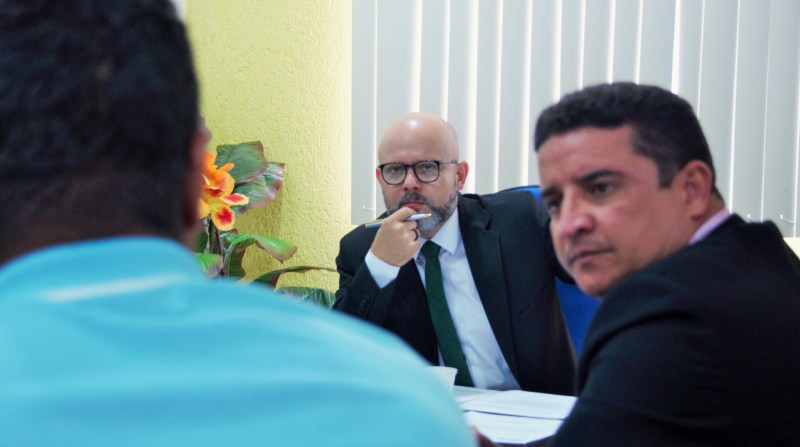 Aleks Palitot discute greve da educação municipal na Câmara