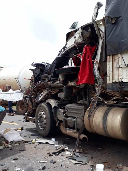 OUTRO ACIDENTE: Carretas batem de frente e caminhoneiro do Mato Grosso morre na BR 364