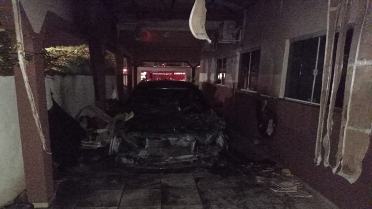 PERIGO: BMW pega fogo na garagem e quase causa incêndio em residência