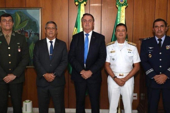 ABALADA: Tensão na relação entre militares e Bolsonaro deve continuar até 2022