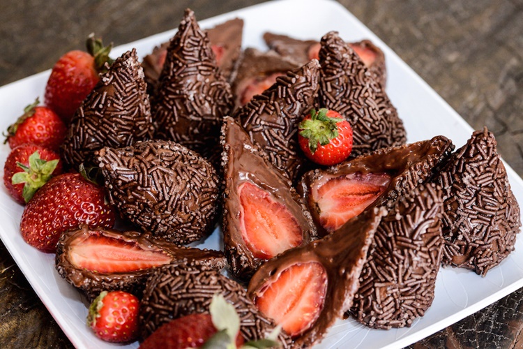 ESPECIAL: Coxinha de brigadeiro e morango com sabor marcante