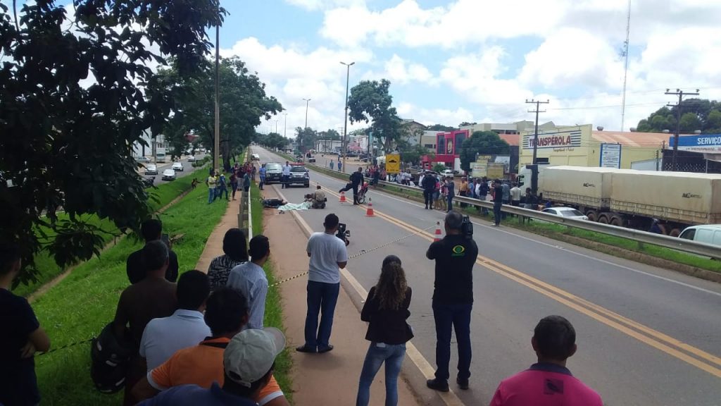 ACIDENTE: Motociclista morre ao bater em carreta na BR 364 em Cacoal