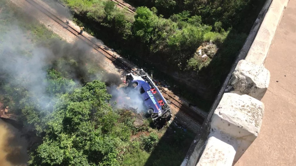 TRAGÉDIA: Ônibus cai de viaduto na BR-381; PRF fala em ‘várias vítimas’