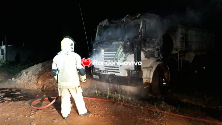 SINISTRO: Incêndio de origem criminosa destrói caminhão abandonado