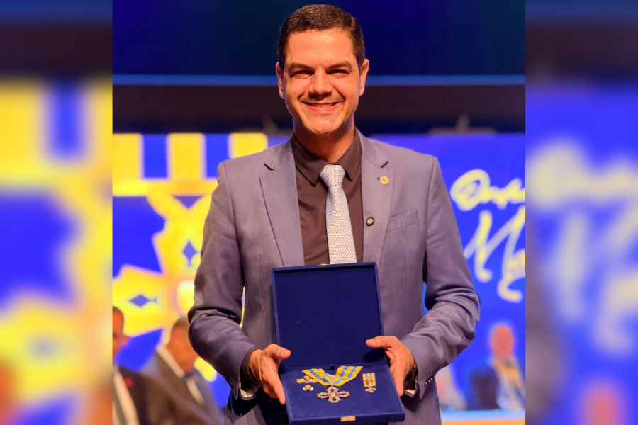 MEDALHA: Deputado estadual Cássio Gois recebe a maior honraria de Rondônia