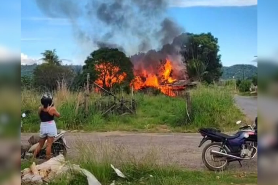 VÍDEO: Incêndio de grandes proporções destrói residência em Campo Novo de Rondônia