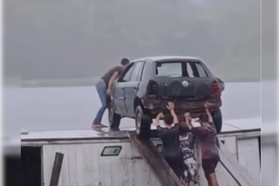 PERPLEXIDADE: Carro sendo colocado no teto de um barco na Amazônia ganha repercussão