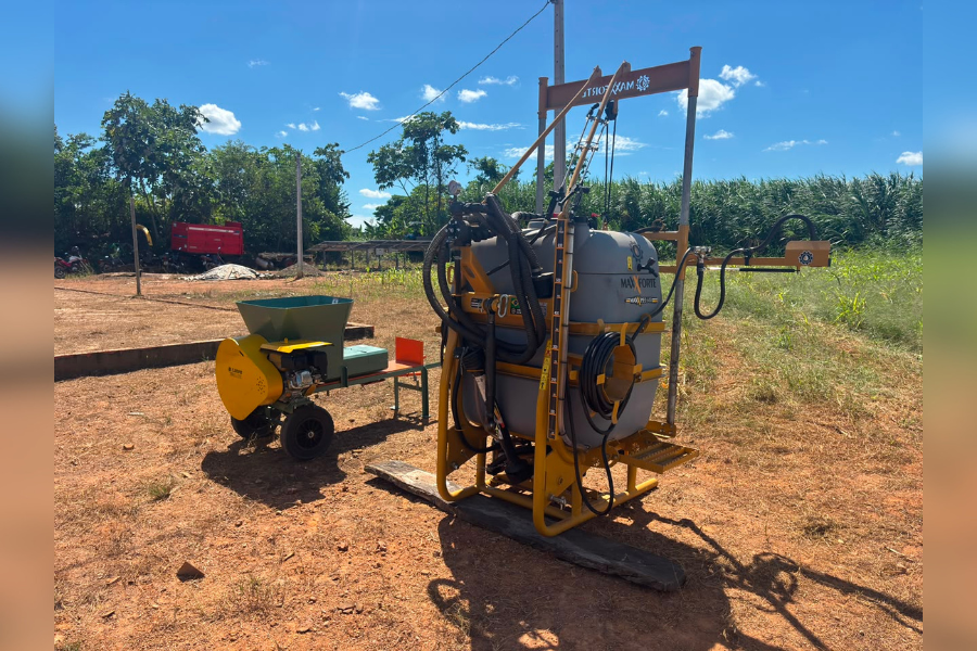 ALAN QUEIROZ: Deputado entrega equipamentos agrícolas para produtores rurais do município