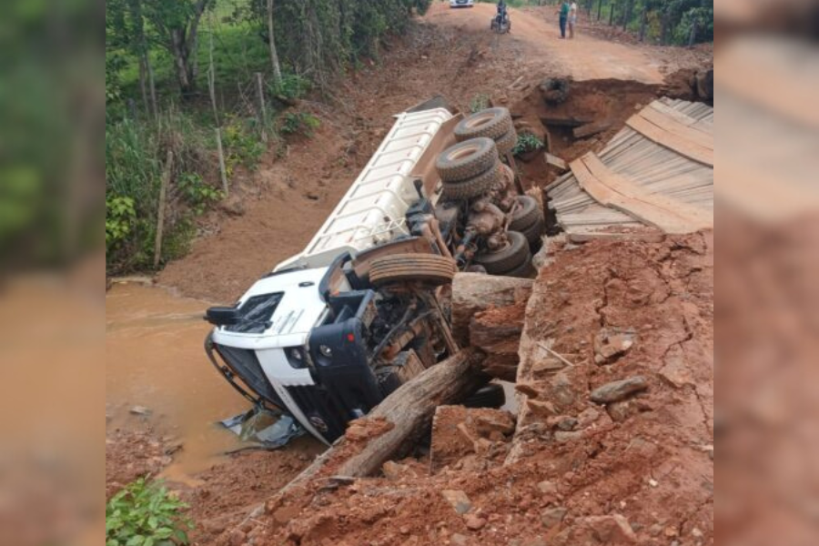 ACIDENTE: Caçamba da prefeitura cai de ponte na zona rural