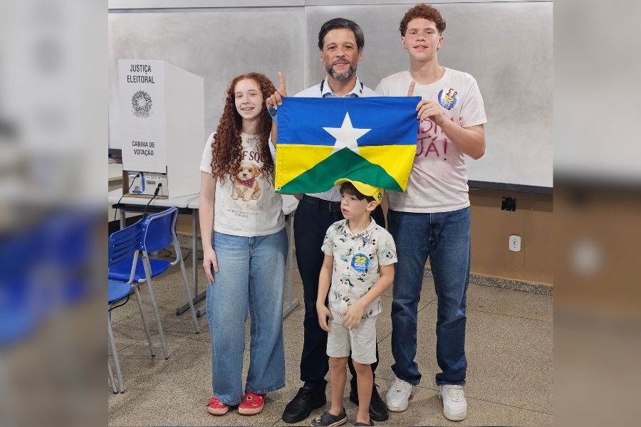 ELEIÇÕES 2026: Delegado Camargo vota acompanhado da família em Rondônia
