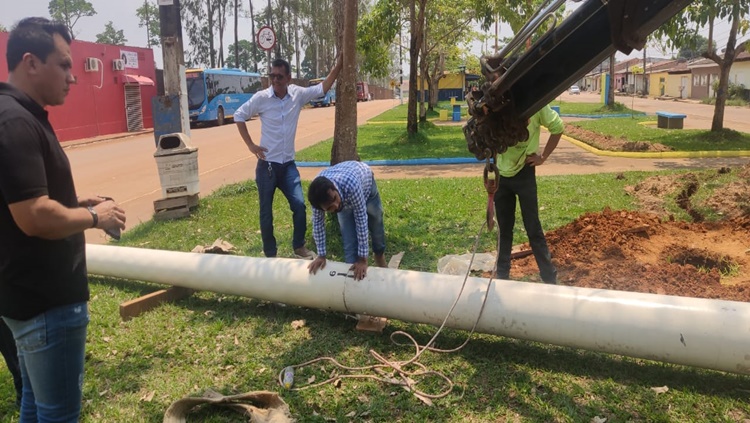 EDIMILSON DOURADO: Iluminação é revitalizada em praça no Bairro Aeroclube a pedido de vereador