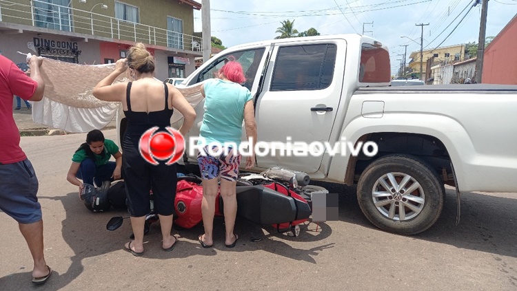 CONFIRA O VÍDEO: Jovem motociclista é socorrido inconsciente após grave acidente com Amarok