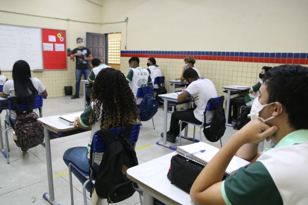 MEDO DO VÍRUS: Pais se dividem sobre volta às aulas presenciais temendo contaminação por covid-19