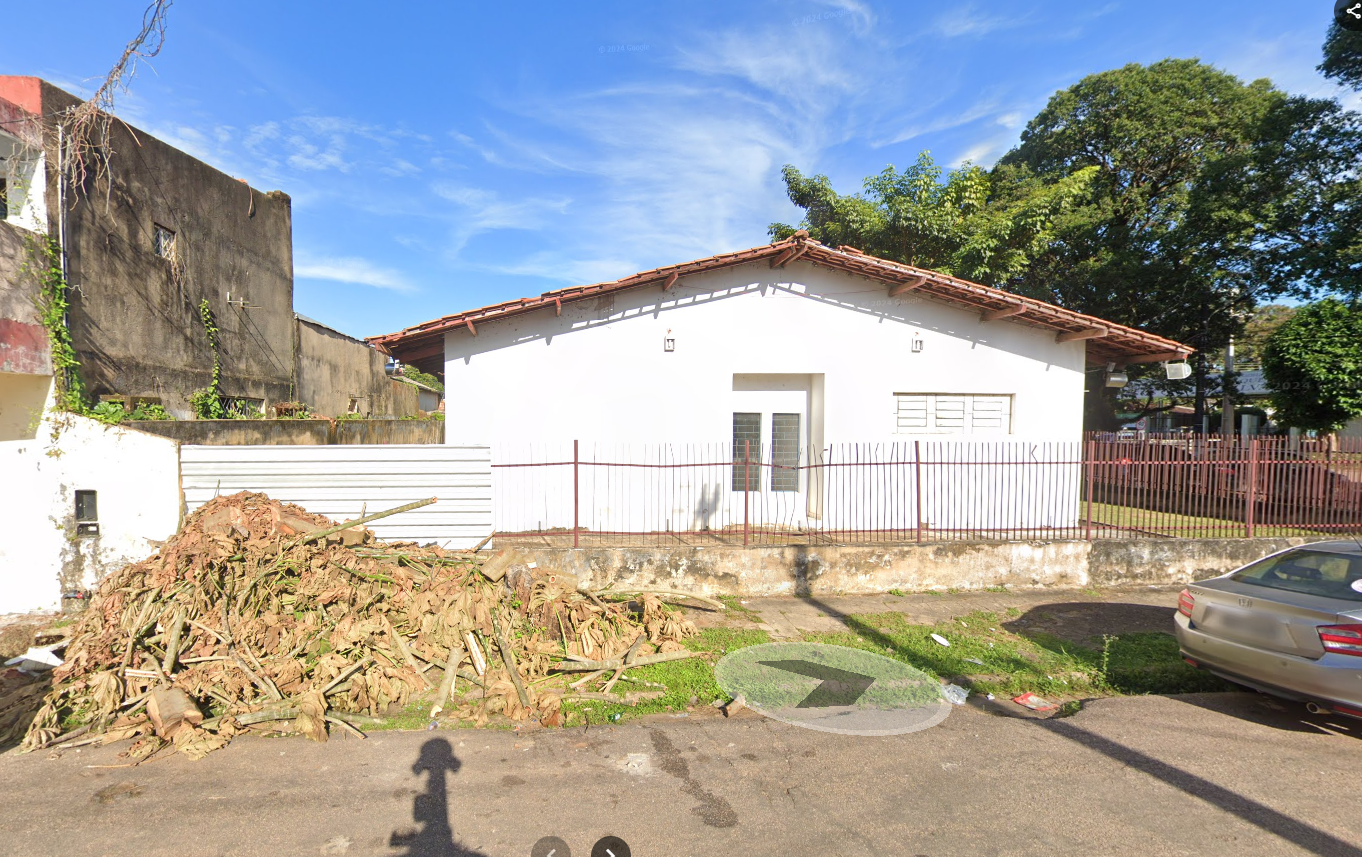 IR E VIR: Falta de manutenção em calçada no bairro Caiari causa acidente e vira alvo de processo