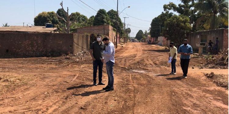 ENCASCALHAMENTO: Márcio Oliveira fiscaliza execução das obras no bairro pantanal 