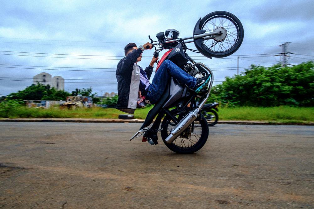 EMPINANDO: Adolescente é flagrado praticando direção perigosa em motocicleta