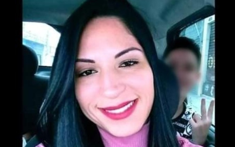 TRAGÉDIA: Mulher é assassinada com 12 facadas na frente dos três filhos