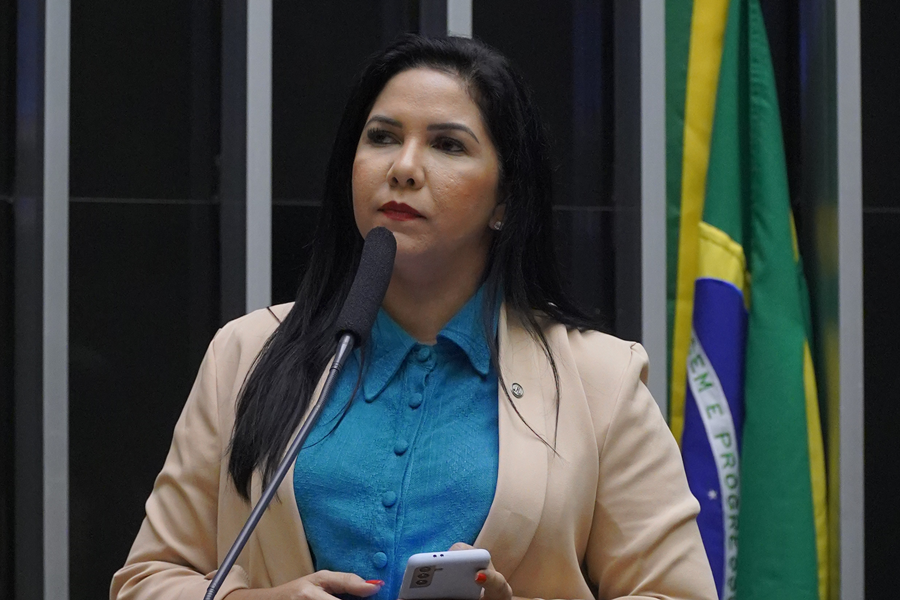 CRISTIANE LOPES: Deputada assina pedido de impeachment contra presidente Lula 