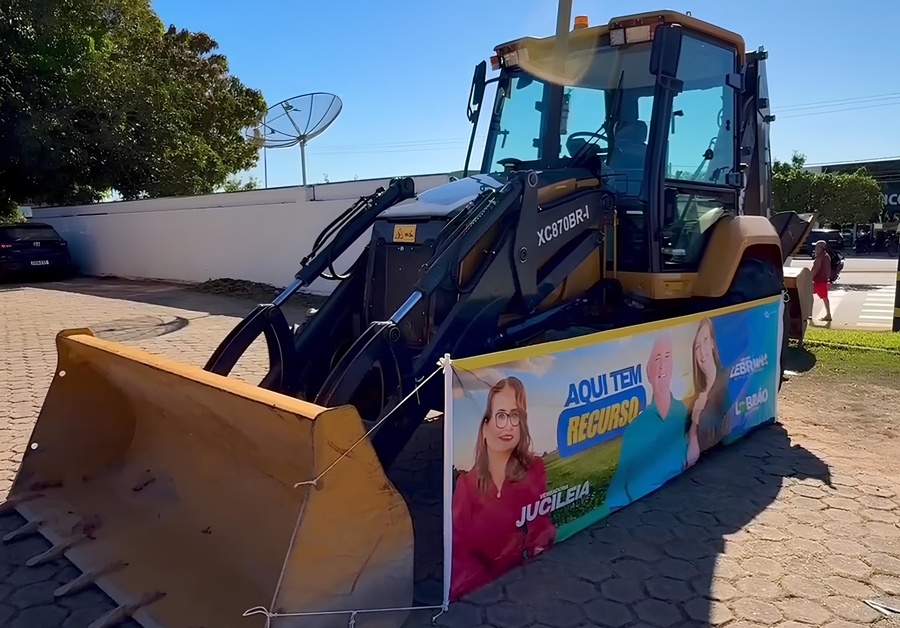 LEBRINHA: Retroescavadeira é entregue a Ministro Andreazza com apoio da deputada