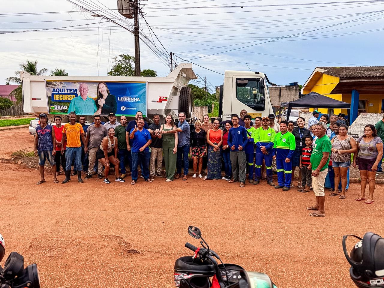 LEBRINHA: Vista Alegre recebe caminhão caçamba com apoio da deputada 
