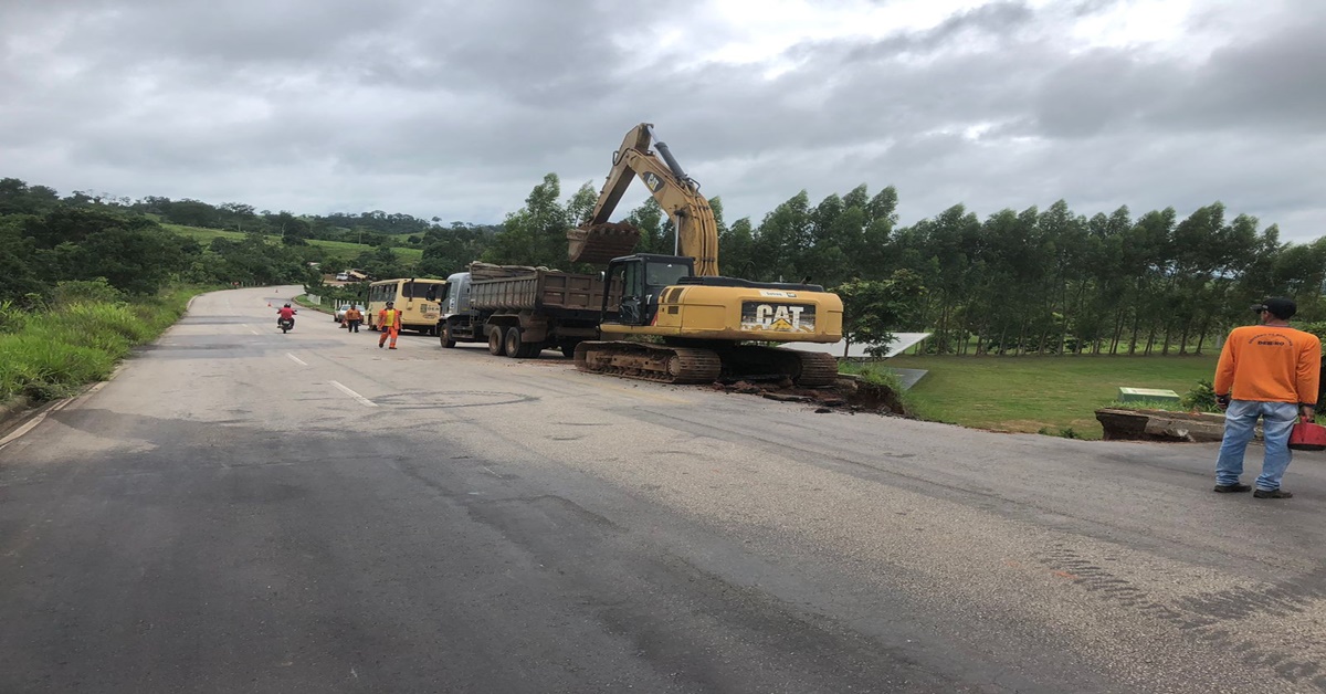 DEPUTADO: Jean Oliveira agradece ao DER tapamento de cratera no Km 12 da RO 383