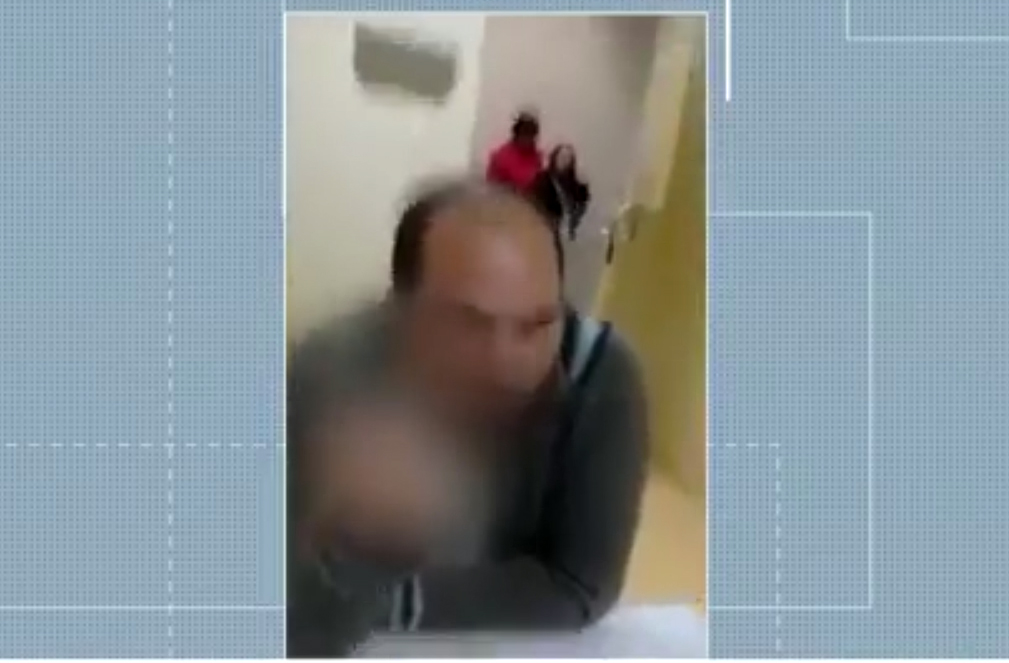 FLAGRADO: Médico é afastado após brigar e fazer gestos obscenos a mãe de paciente; VÍDEO