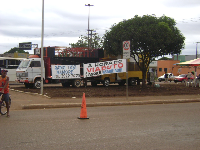 MELHORIAS - Manifestação paralisa trânsito no Trevo do Roque -Confira fotos