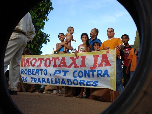 Mototaxistas fecham rua da zona leste reivindicando regularização do setor