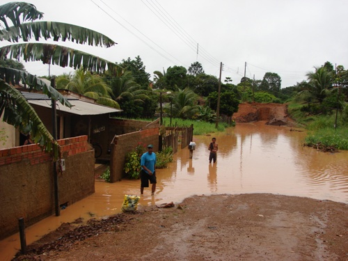 Obras inacabadas da prefeitura deixa moradores ilhados  PortoVelho