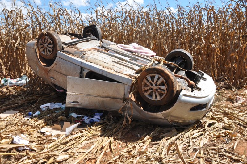 BR-174: Carro capota e cinco pessoas da mesma família são socorridas