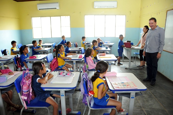 Escolas recebem fogões e conjuntos de mesas e cadeiras