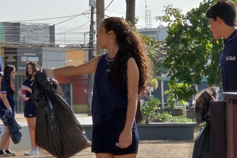 EM PORTO VELHO: Alunos de Colégio Mineiro dão exemplo ao realizar limpeza de praças